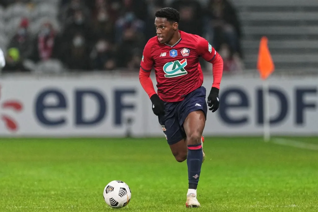 LILLE FRANKRIJK - 18 DECEMBER: Jonathan David van Lille OSC in actie tijdens de Franse bekerwedstrijd tussen Lille en Auxerre in Stade Pierre Mauroy op 18 december 2021 in Lille, Frankrijk. (Foto door Sylvain Lefevre/Getty Images)' title='Foto: Arsenal-doelwit met 16 doelpunten gespot in shirt van Thierry Henry op luchthaven Arteta is enthousiast