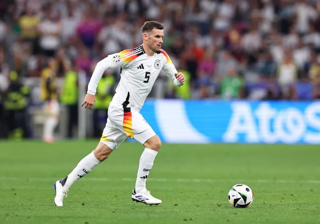 L'allenatore del Brighton Fabian Hurzeler è alle prese con la battaglia per mantenere l'asso 'molto impressionante' tra l'interesse del Dortmund