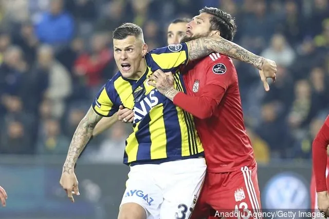 Martin Skrtel (L) de Fenerbahce en acción contra Paul Papp (R) de Demir Grup Sivasspor durante el partido de fútbol de la Super Lig turca entre Fenerbahce y Demir Grup Sivasspor en el estadio Ulker...' title='Martin Dubravka del Newcastle dice que Martin Skrtel le dijo que hiciera un movimiento en la Premier League