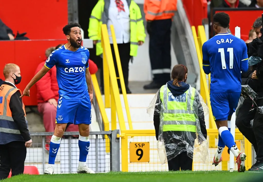 MANCHESTER ENGLAND - 02. OKTOBER: Andros Townsend fejrer med holdkammeraten Demarai Gray fra Everton efter at have scoret deres hold' title='Benitez' Everton-transfers rangeret med Townsend 2. og Rondon 6