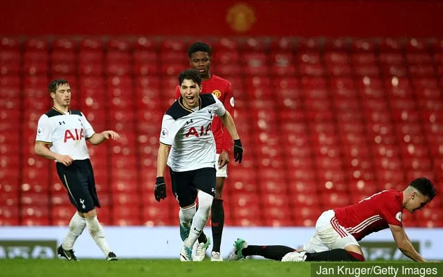 Tottenham Hotspurin Samuel Shashoua juhlii maaliaan Manchester Unitedin ja Tottenham Hotspurin välisessä Valioliiga 2 -ottelussa Old Traffordilla 15. toukokuuta 2017 Manchesterissa...' title='Tottenhamin fanit reagoivat, kun Samuel Shashoua lähtee Spursista siirtyäkseen Teneriffalle