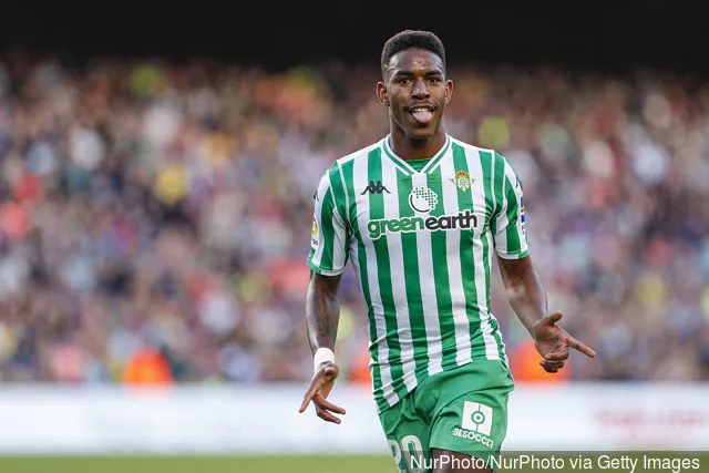 Il difensore del Real Betis Balompie Junior Firpo (20) festeggia il gol durante la partita FC Barcelona contro Real Betis Balompie per il round 12 della Liga Santander giocato al Camp...' title='I tifosi del Liverpool reagiscono ai legami con Junior Firpo