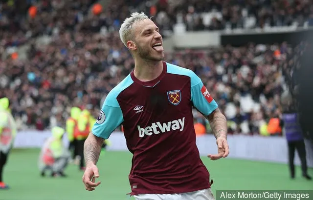 Marko Arnautovic de West Ham célèbre après avoir marqué son deuxième but lors du match de Premier League entre West Ham United et Southampton au London Stadium le 31 mars 2018 à...' title='La star de West Ham, Marko Arnautovic, explique pourquoi les fans de Stoke le détestent