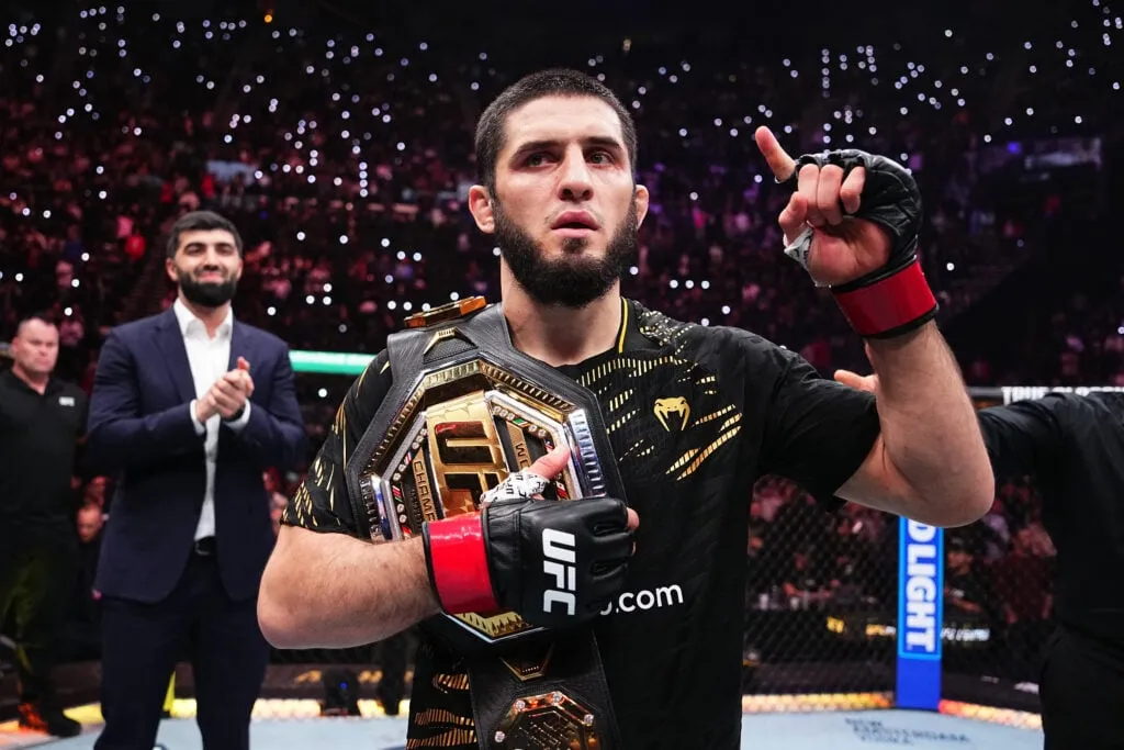 Islam Makhachev commence le camp après que Khabib Nurmagomedov ait accidentellement révélé son prochain adversaire
