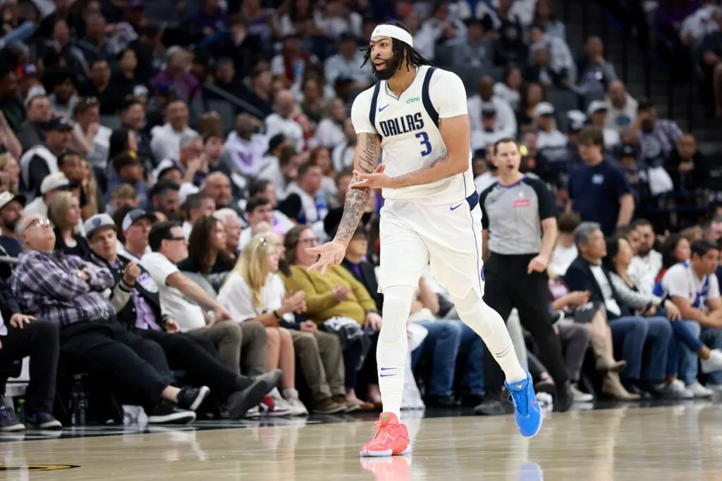 Dallas Mavericks v Sacramento Kings - Play-In-turnering' title='Vad Anthony Davis hördes säga till Sacramento Kings fans efter Mavericks seger